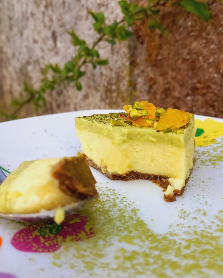Tarta de mango 🥭, limón 🍋 y té matcha 🍵 con base de coco y pistachos. Tarta de mango 🥭, limón 🍋 y té matcha 🍵 con base de coco y pistachos.
