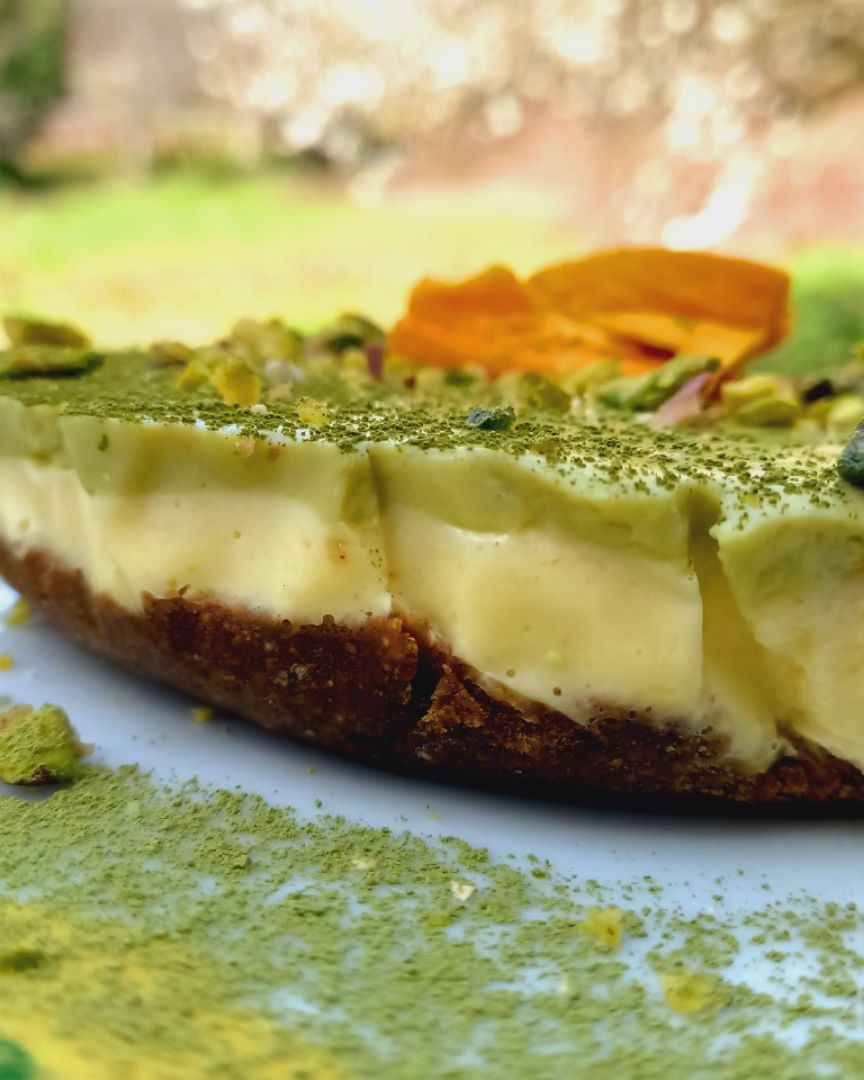 Tarta de mango 🥭, limón 🍋 y té matcha 🍵 con base de coco y pistachos. Paso 4 Tarta de mango 🥭, limón 🍋 y té matcha 🍵 con base de coco y pistachos. Paso 4