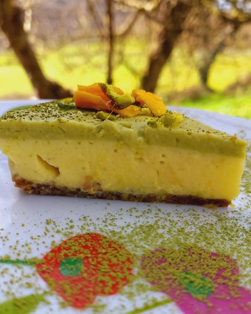 Tarta de mango 🥭, limón 🍋 y té matcha 🍵 con base de coco y pistachos. Paso 6 Tarta de mango 🥭, limón 🍋 y té matcha 🍵 con base de coco y pistachos. Paso 6
