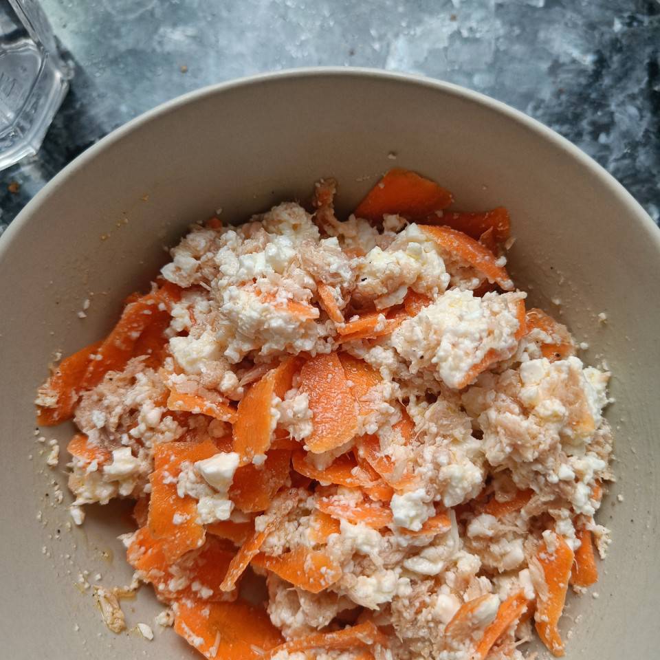 Queso fresco, atún y zanahoria 