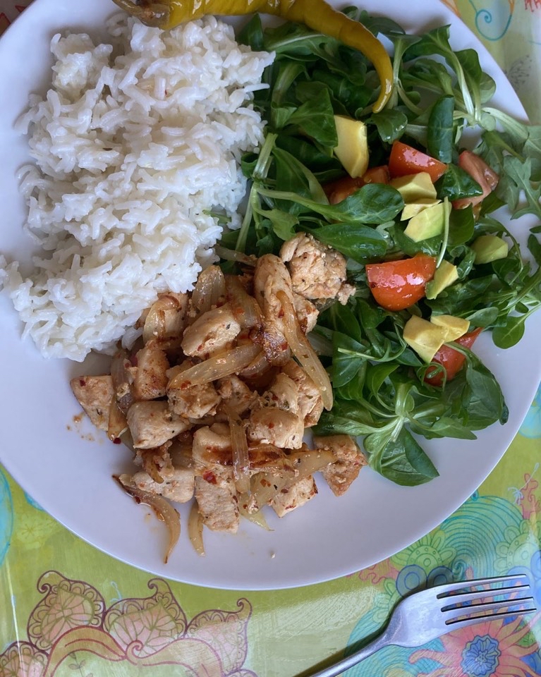 Pollo con cebolla y cayena, arroz basmati y ensalada. Pollo con cebolla y cayena, arroz basmati y ensalada.