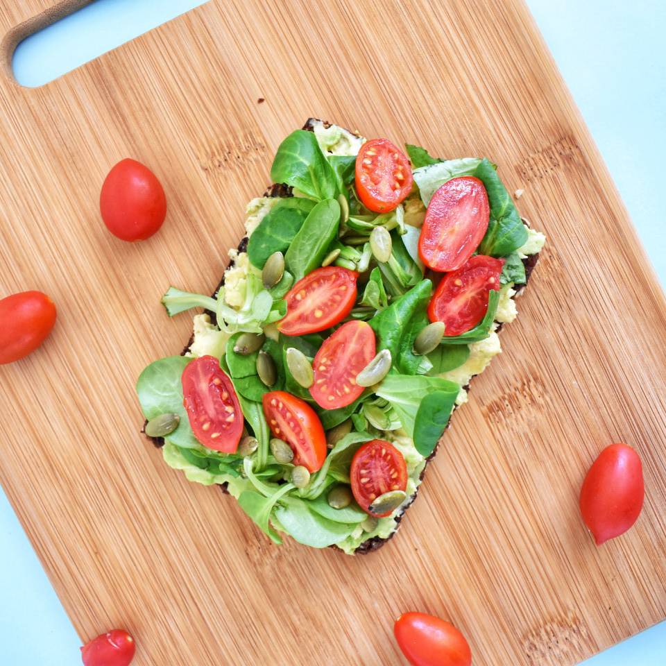 Tostada con canónigos, tomate, nuez y queso fresco light Tostada con canónigos, tomate, nuez y queso fresco light