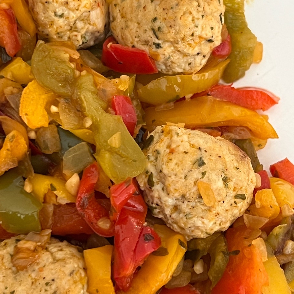 Albóndigas de pollo (sin harina) con pimientos tricolores Albóndigas de pollo (sin harina) con pimientos tricolores