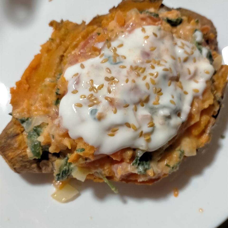 Batata rellena de verduras y salsa de kéfir.