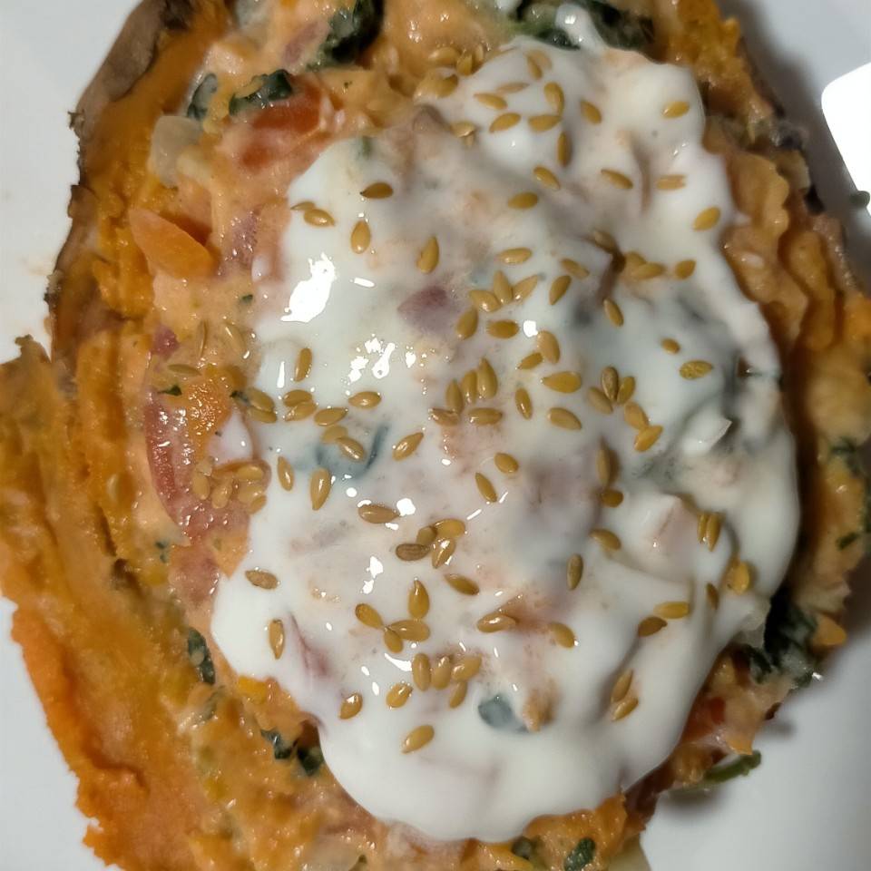 Batata rellena de verduras y salsa de kéfir.