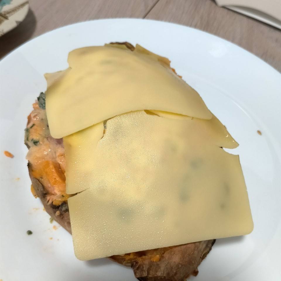 Batata rellena de verduras y salsa de kéfir.