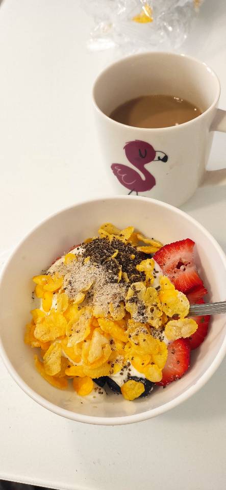 Yogur natural de cabra con fruta, cereales de naiz y semillas Chia Yogur natural de cabra con fruta, cereales de naiz y semillas Chia