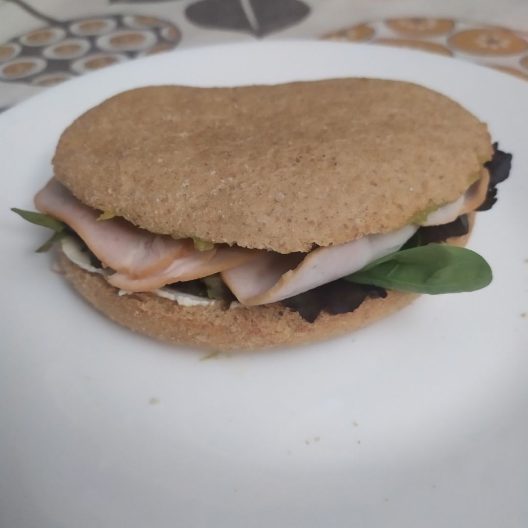 Mollete de pollo, brotes, guacamole y queso 