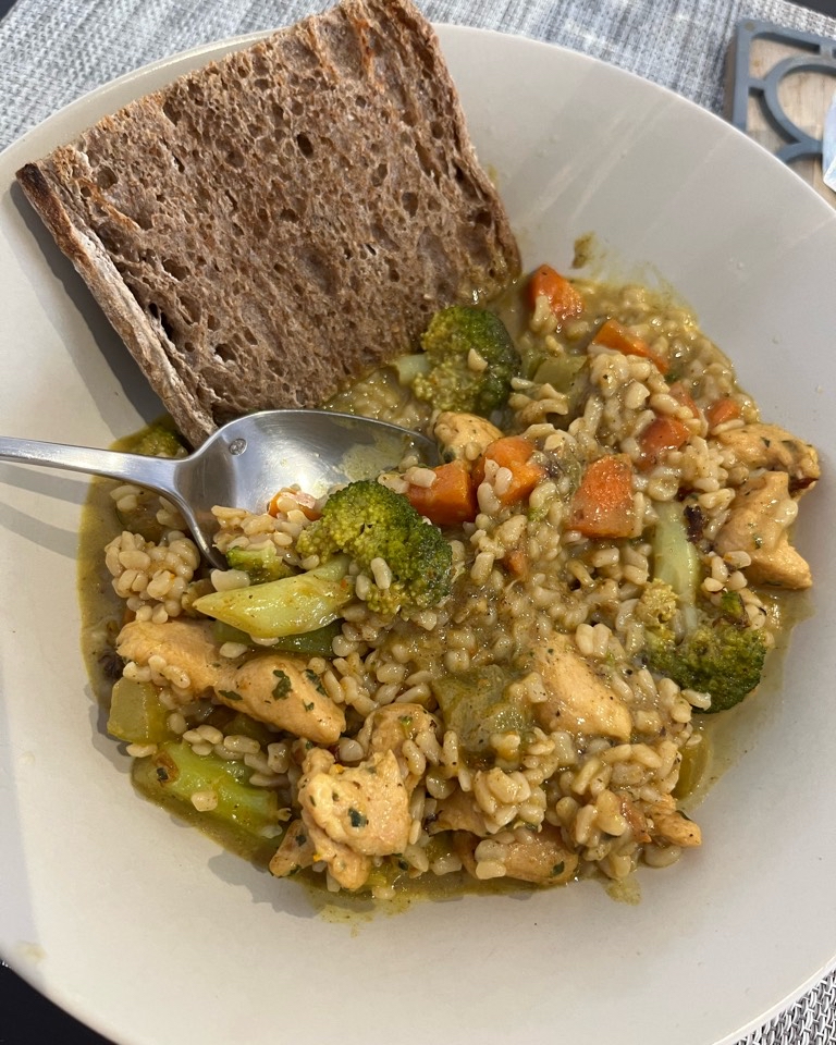 Curry con pollo, verduras y arroz konjac Curry con pollo, verduras y arroz konjac