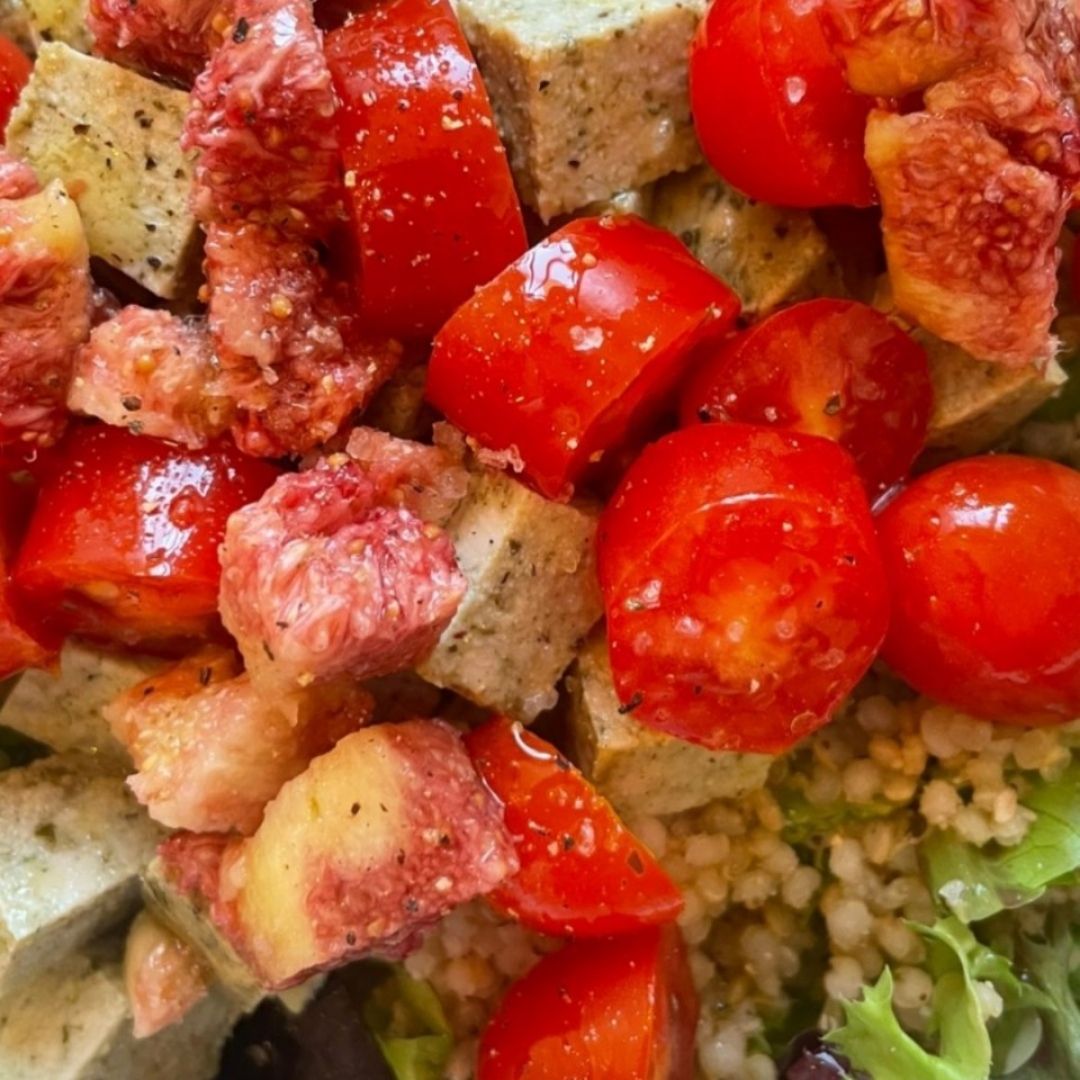 Ensalada de quinoa, tofu, tomate e higo.