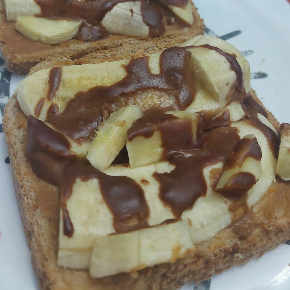 Tostadas de plátano con crema de cacaute y cacao Tostadas de plátano con crema de cacaute y cacao
