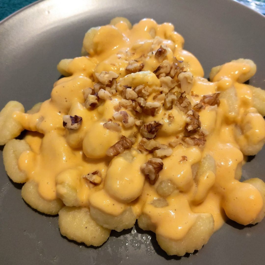 Ñoquis con salsa de calabaza y nueces