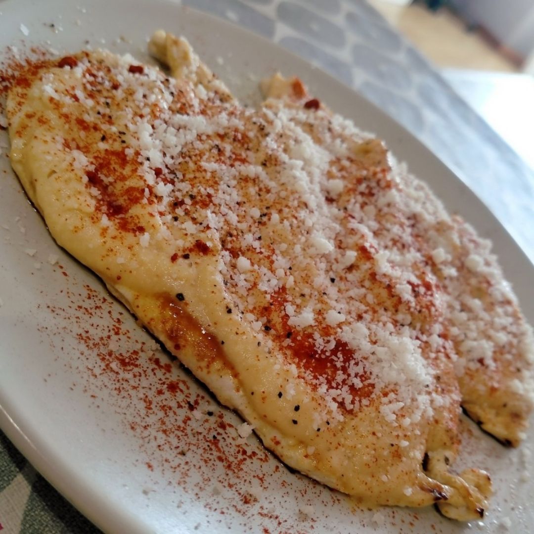 Pollo al limón con hummus y grana padano Pollo al limón con hummus y grana padano
