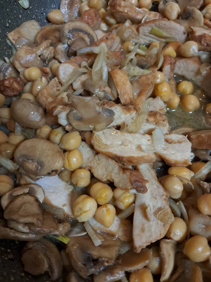Pollo al ajillo con champiñones y garbanzos Pollo al ajillo con champiñones y garbanzos