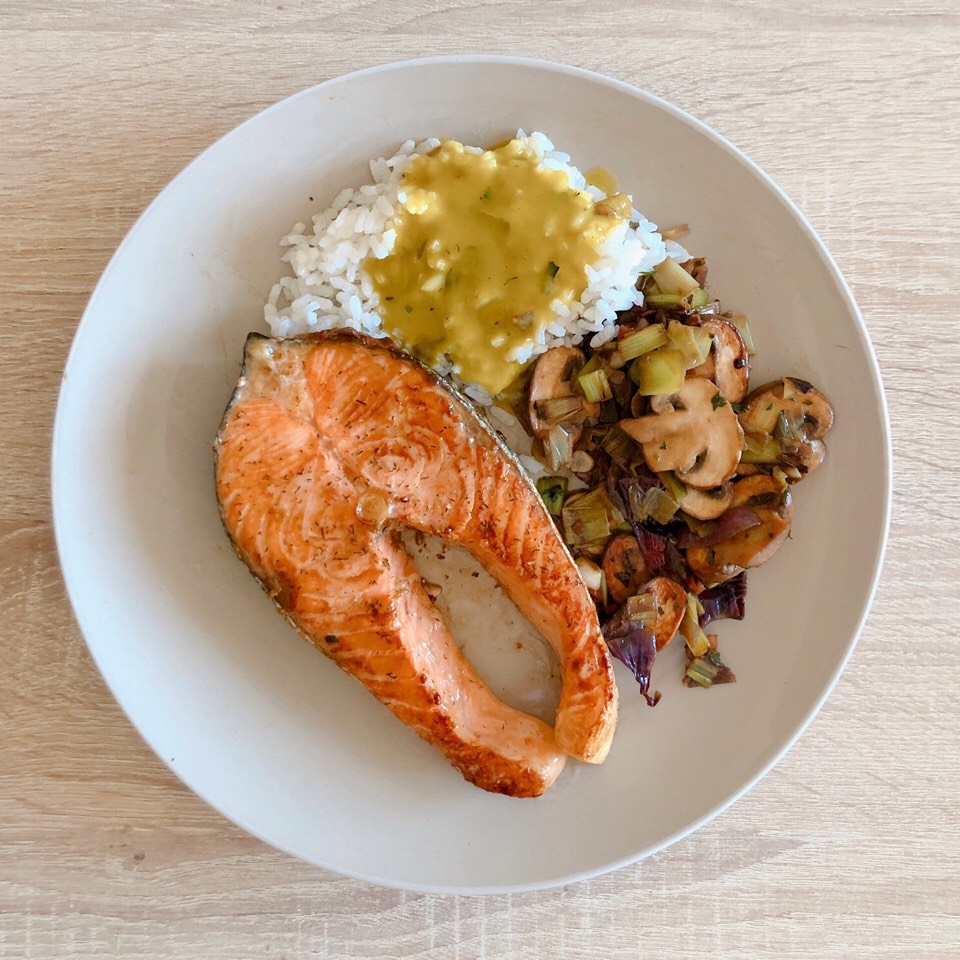 Salmón con arroz y salteado de puerro y Portobello Salmón con arroz y salteado de puerro y Portobello