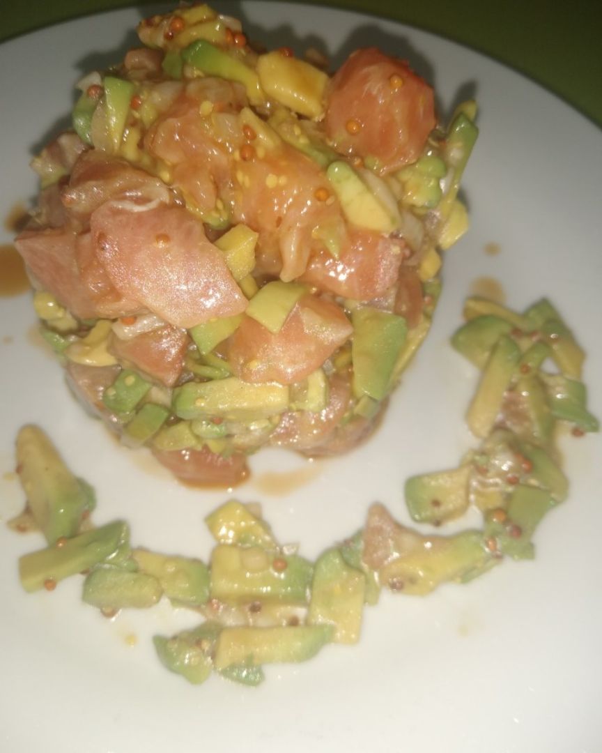Tartar de salmón y aguacate Tartar de salmón y aguacate