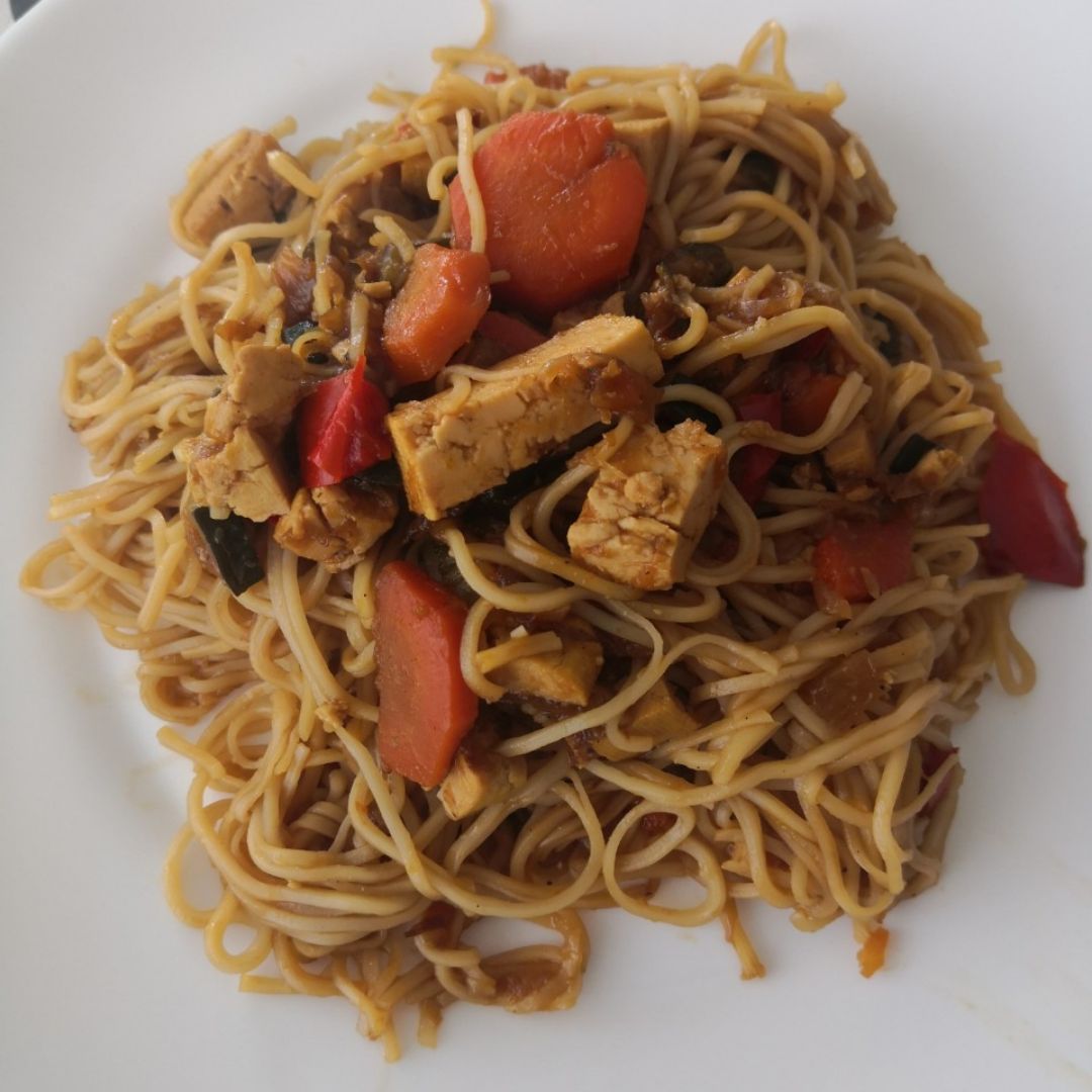 Fideos con tofu y verduritas Fideos con tofu y verduritas