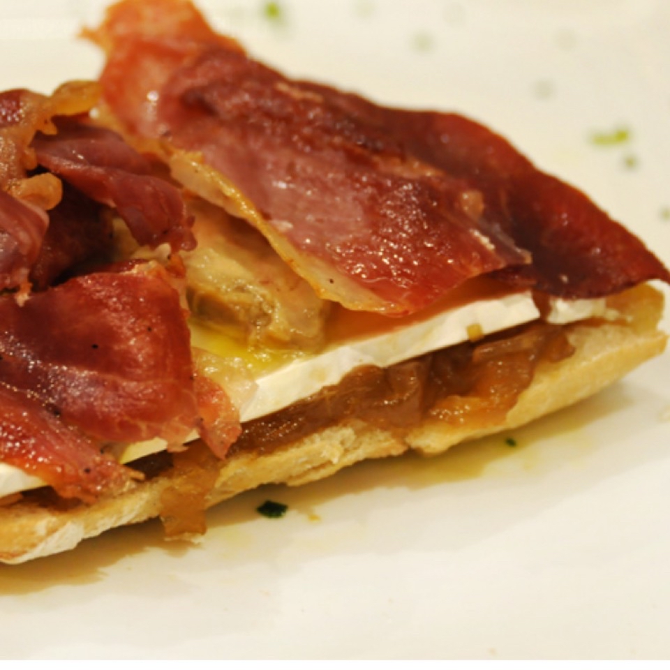 Tostada de jamón serrano y queso feta Tostada de jamón serrano y queso feta