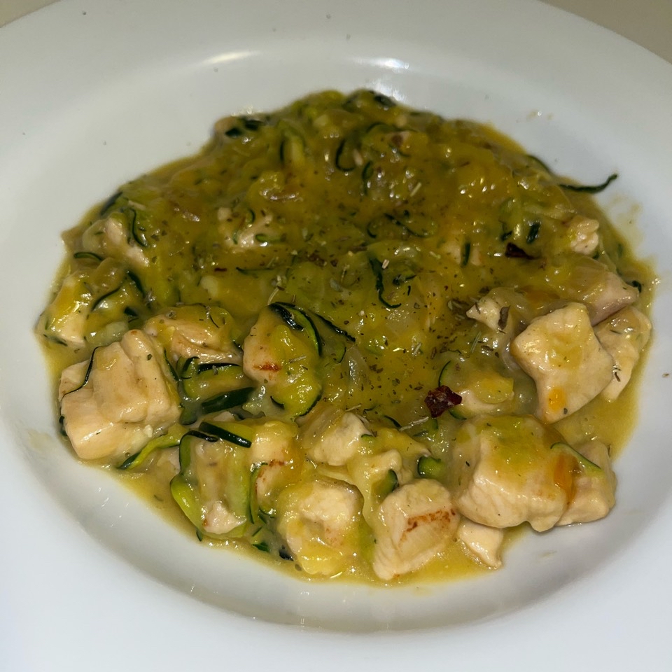 Tallarines de calabacín con pollo y cebolla caramelizada Tallarines de calabacín con pollo y cebolla caramelizada