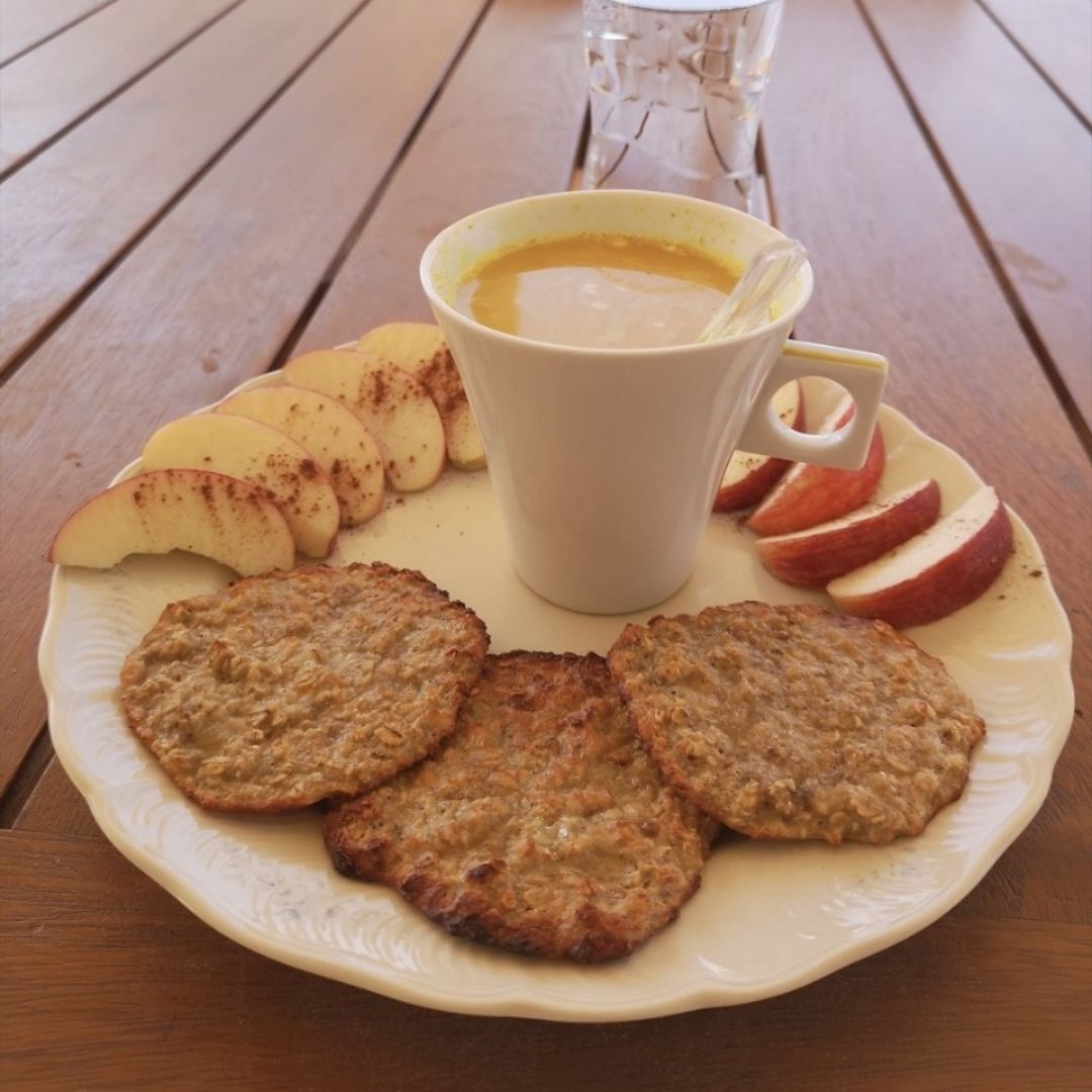 Galletas de avena y plátano e infusión de cúrcuma Galletas de avena y plátano e infusión de cúrcuma