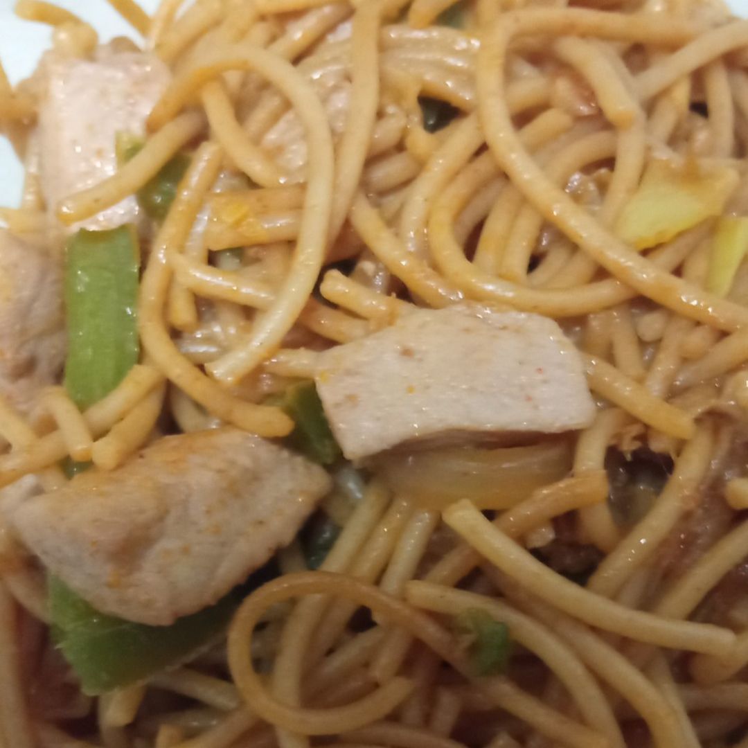 Espaguetis al wok con atún fresco Espaguetis al wok con atún fresco
