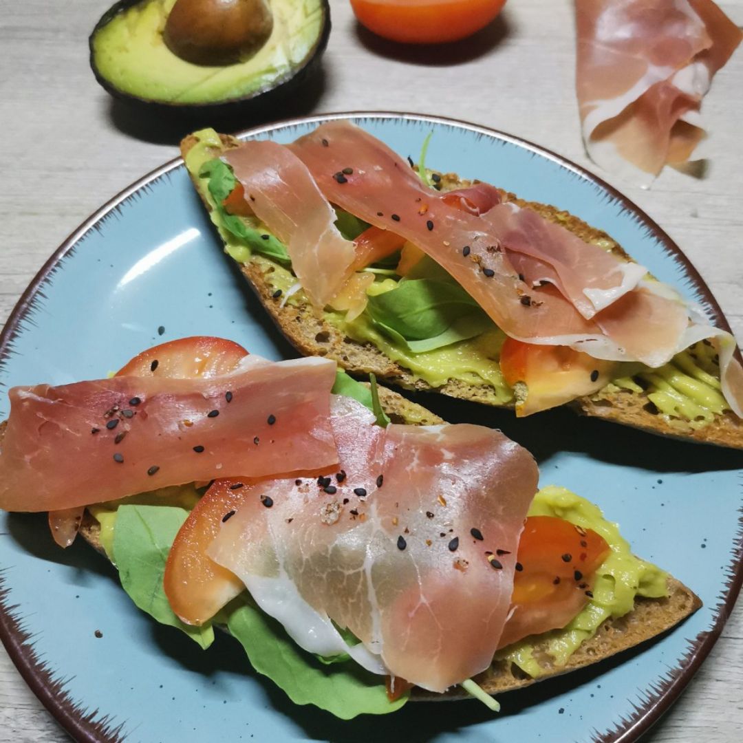 Tostada aguacate, rucula, tomate y jamón 
