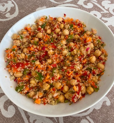 Ensalada de quinoa y garbanzos con verduras