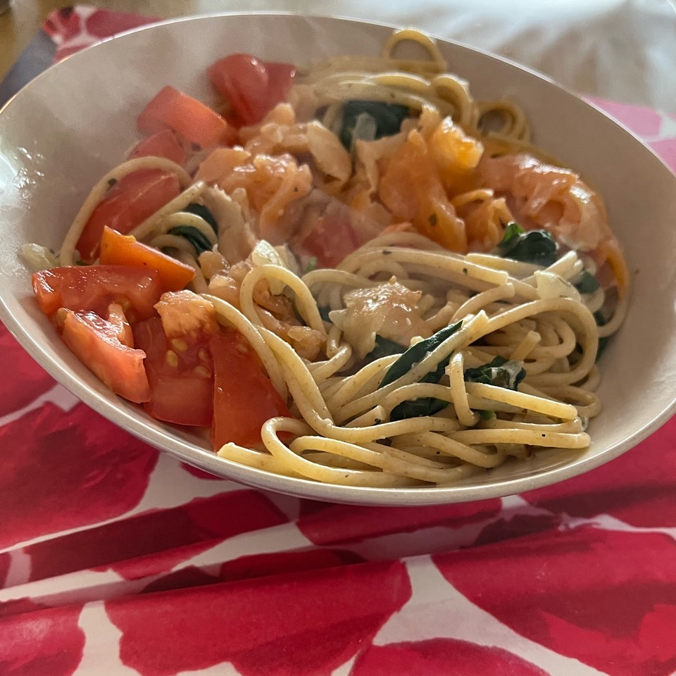Espagueti integrales con salmón ahumado y verduras Espagueti integrales con salmón ahumado y verduras