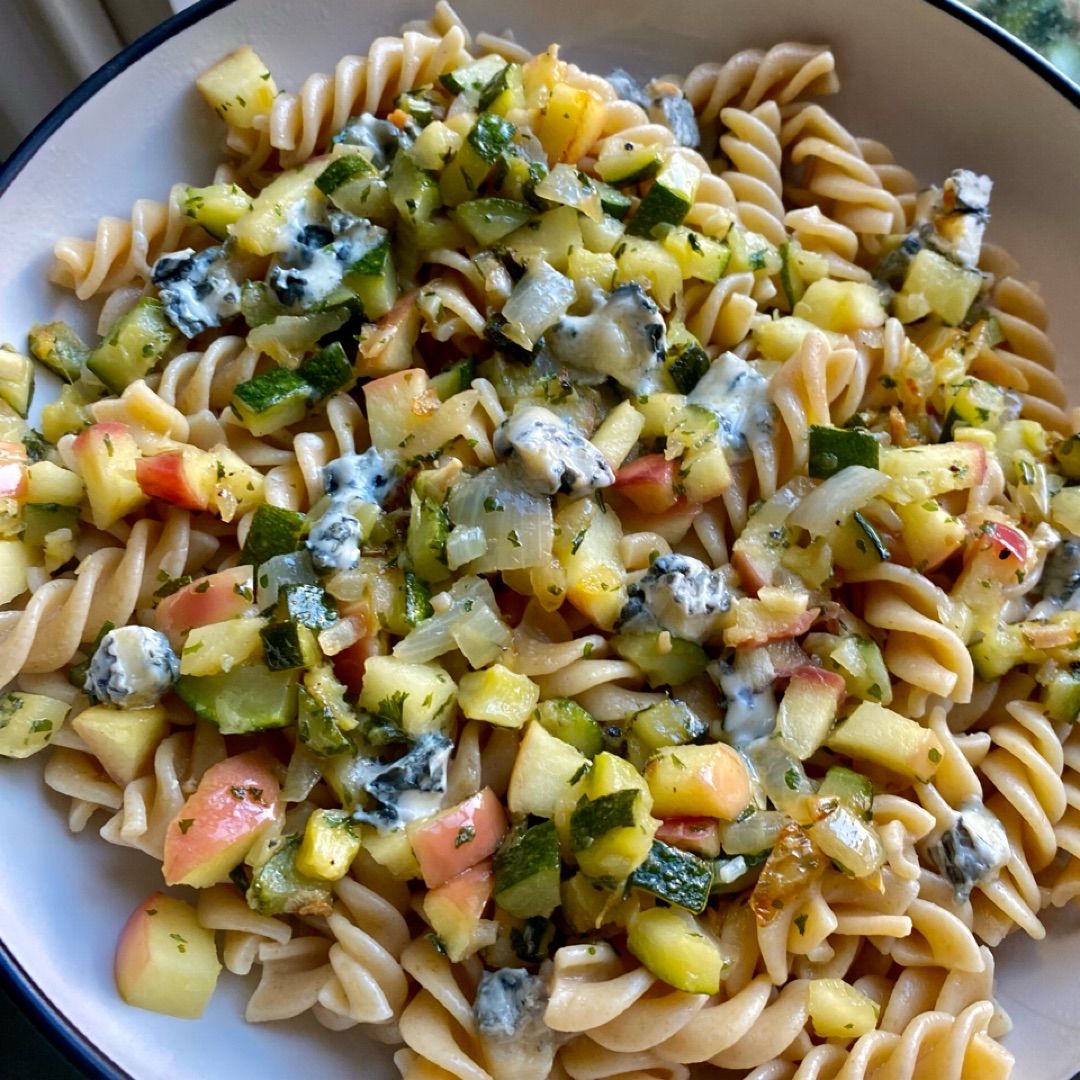 Pasta con calabacín y manzana 🍎 
