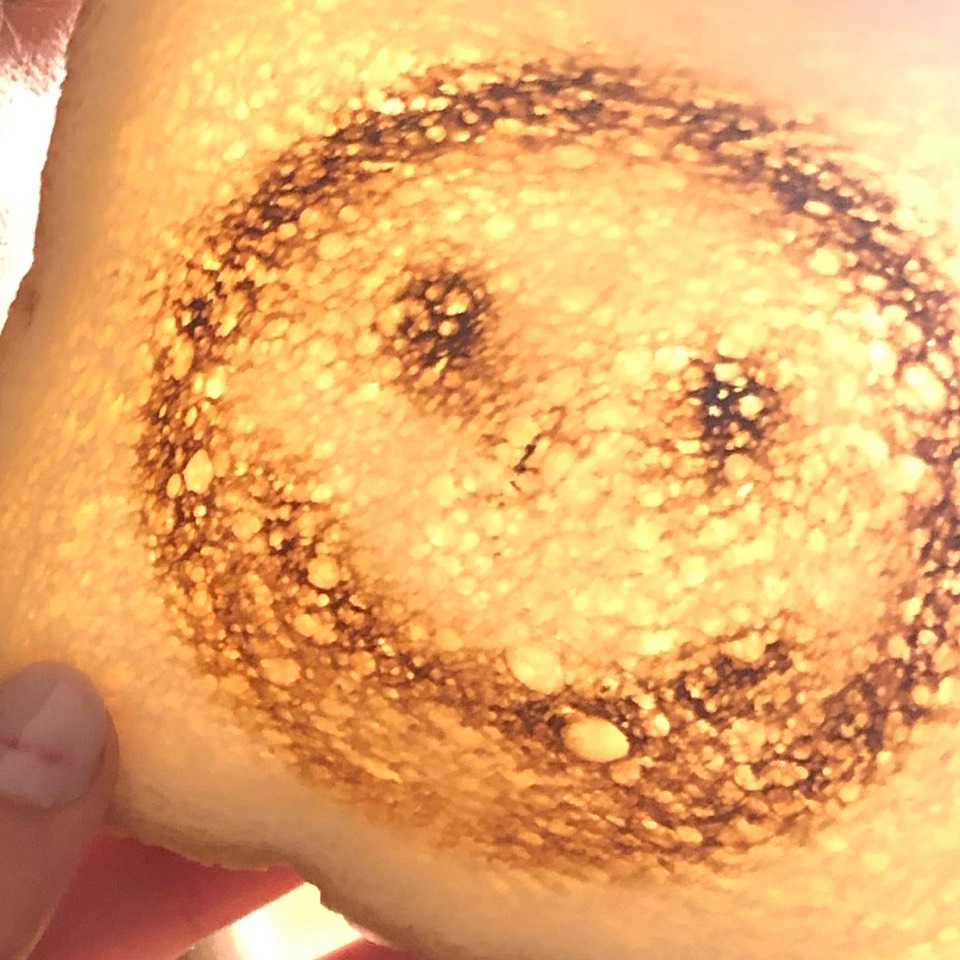 Huevos revueltos con tomate y una tostada