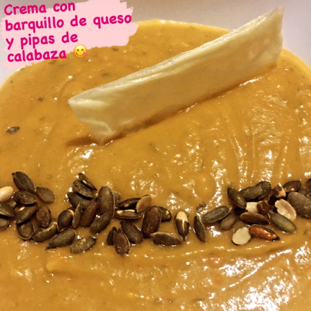 Crema con barquillo de queso y pipas de calabaza Crema con barquillo de queso y pipas de calabaza