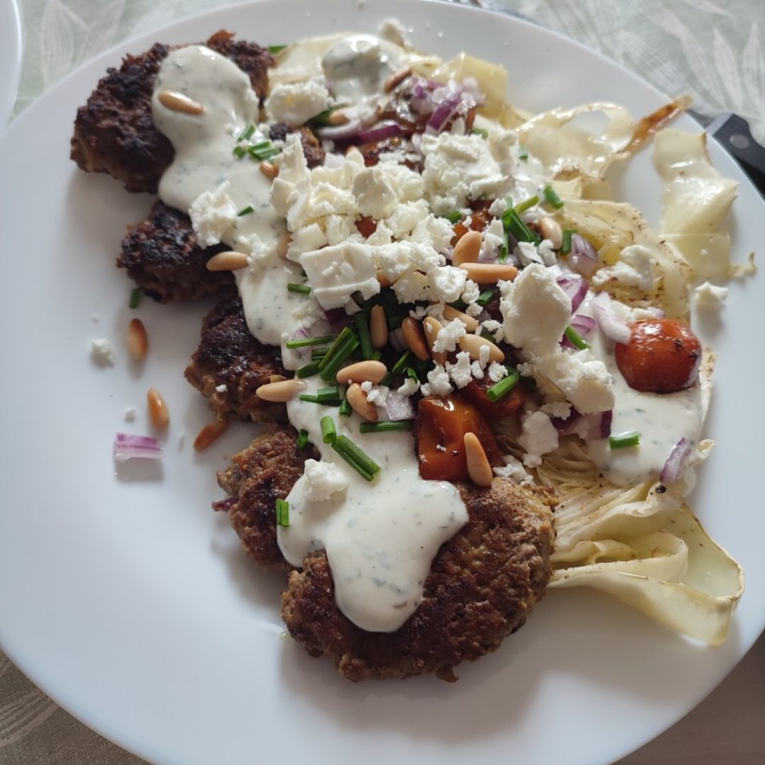 Koftas acompañadas de col y salsa yogurt Koftas acompañadas de col y salsa yogurt