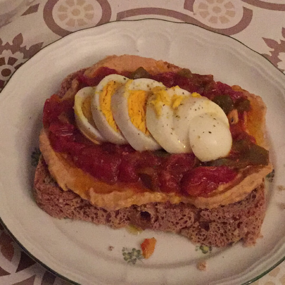 Tosta de hummus y huevo 