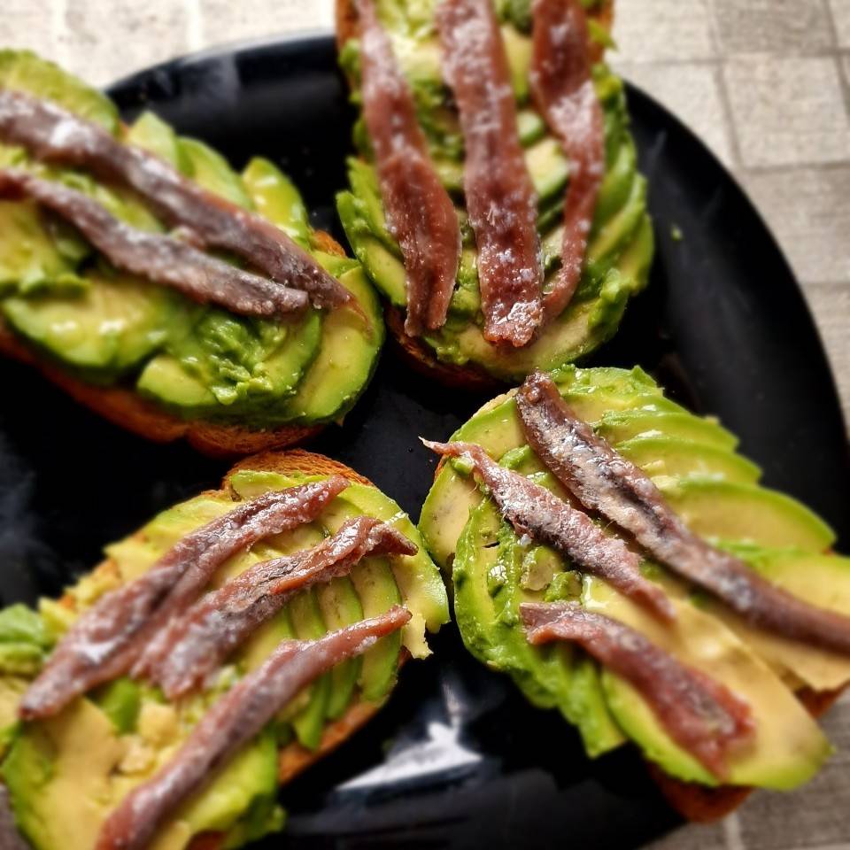 Tostada integral de aguacate y anchoas Tostada integral de aguacate y anchoas