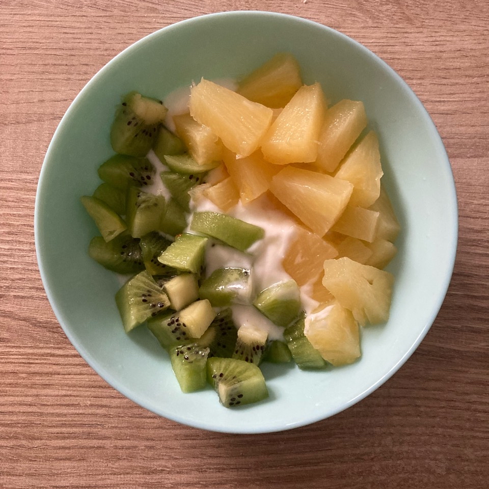 Yogur con piña y kiwi Yogur con piña y kiwi