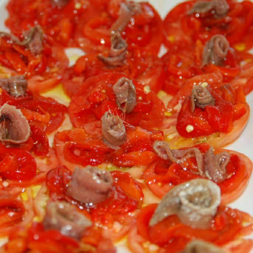 Tomate con anchoas Tomate con anchoas