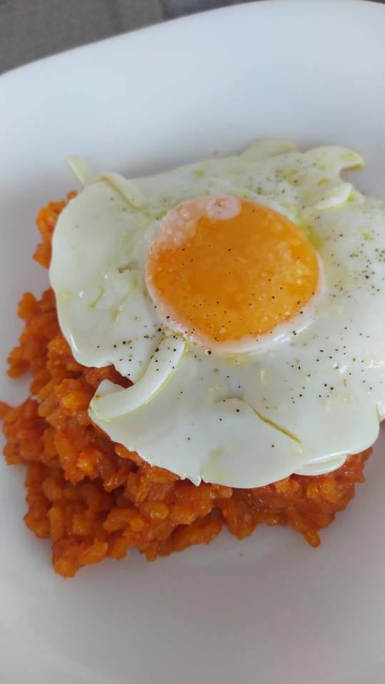 Arroz con tomate y huevo Arroz con tomate y huevo