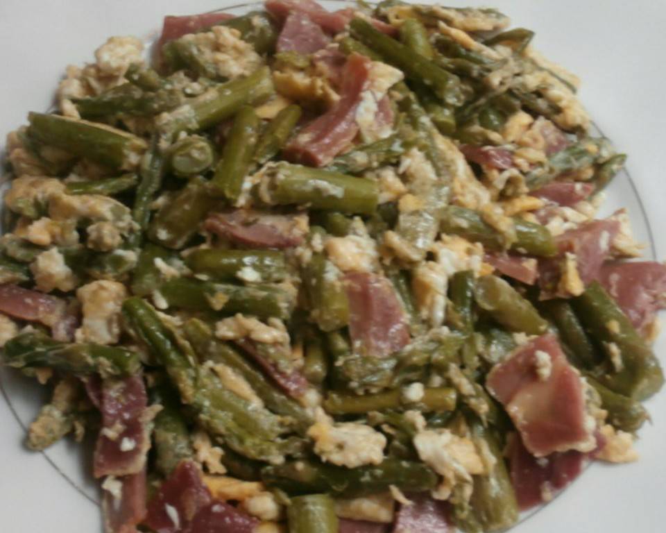 Revuelto de esparragos con jamón Revuelto de esparragos con jamón