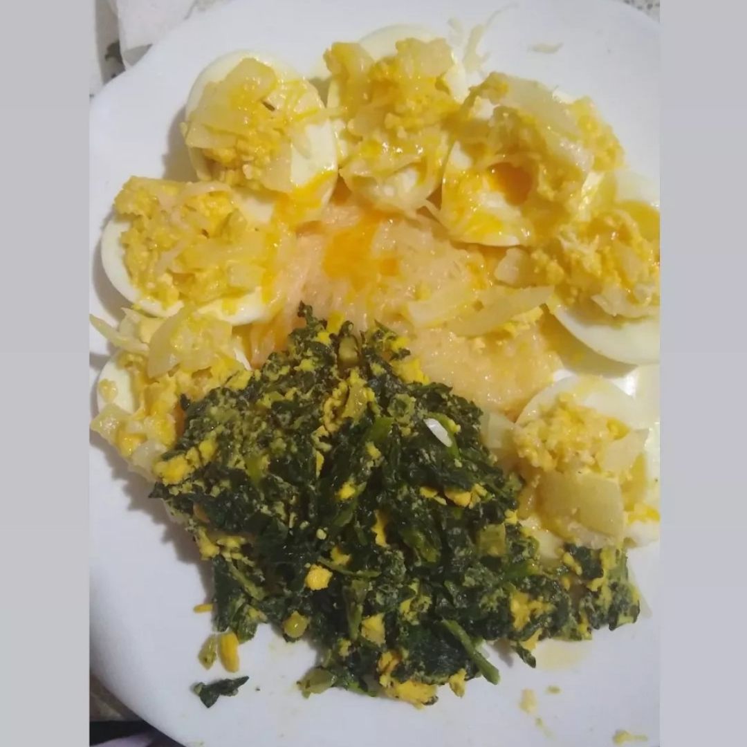 Huevos rellenos de revuelto de cebolla con espinacas Huevos rellenos de revuelto de cebolla con espinacas