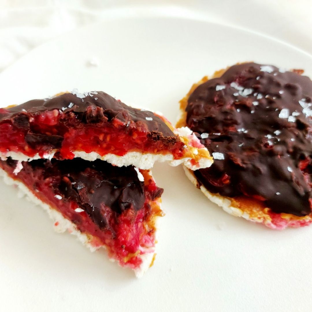 Tortitas de arroz de chocolate rellenas de crema de cacahuete y frambuesas 