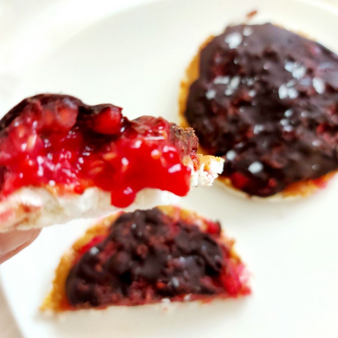 Tortitas de arroz de chocolate rellenas de crema de cacahuete y frambuesas  Paso 4