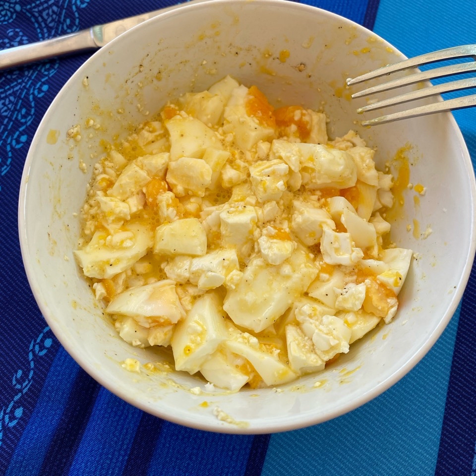 Ensalada de huevo cocido y mostaza