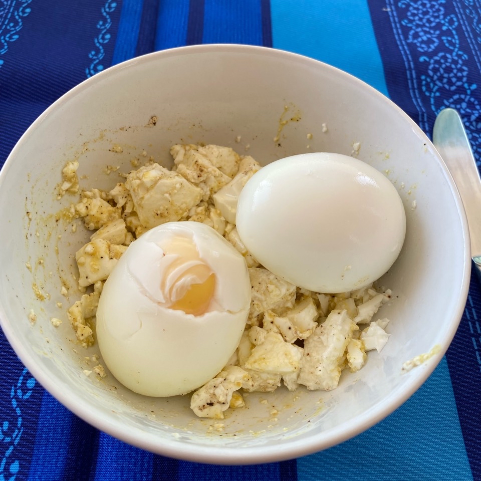 Ensalada de huevo cocido y mostaza