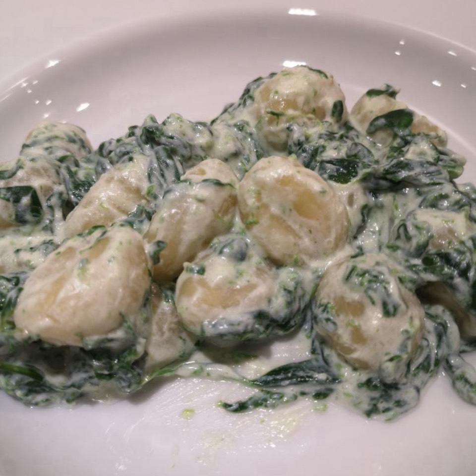 GNOCCHIS CON ESPINACAS, SALSA QUESO AZUL GNOCCHIS CON ESPINACAS, SALSA QUESO AZUL