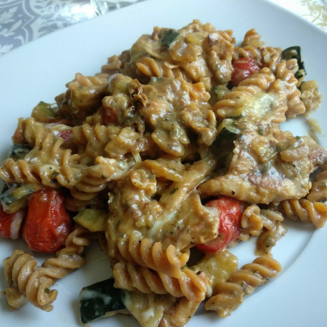 Pasta de lentejas con heura, verduras y salsa tipo bechamel