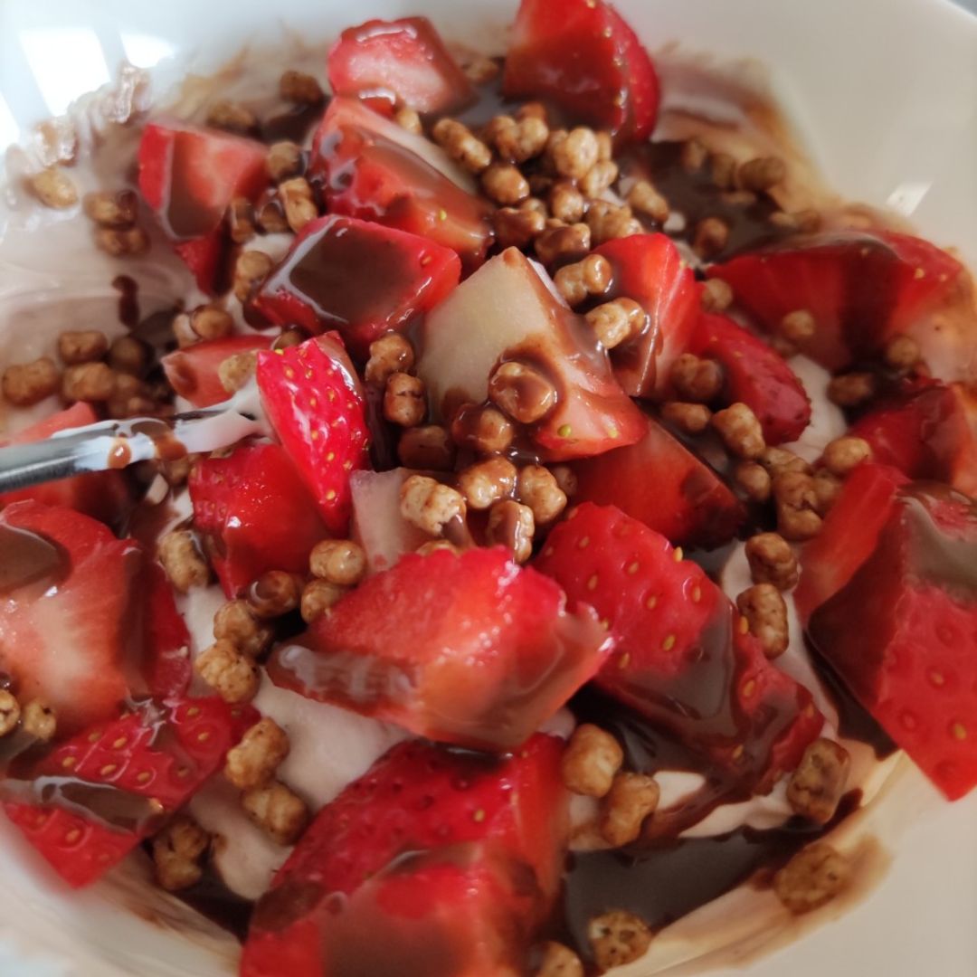 Yogur con fresas y "Nocilla" Yogur con fresas y "Nocilla"