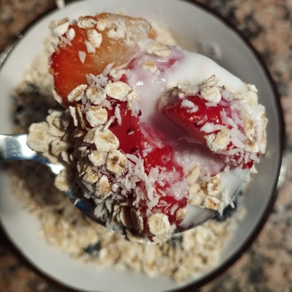 Yogur con fresas y avena