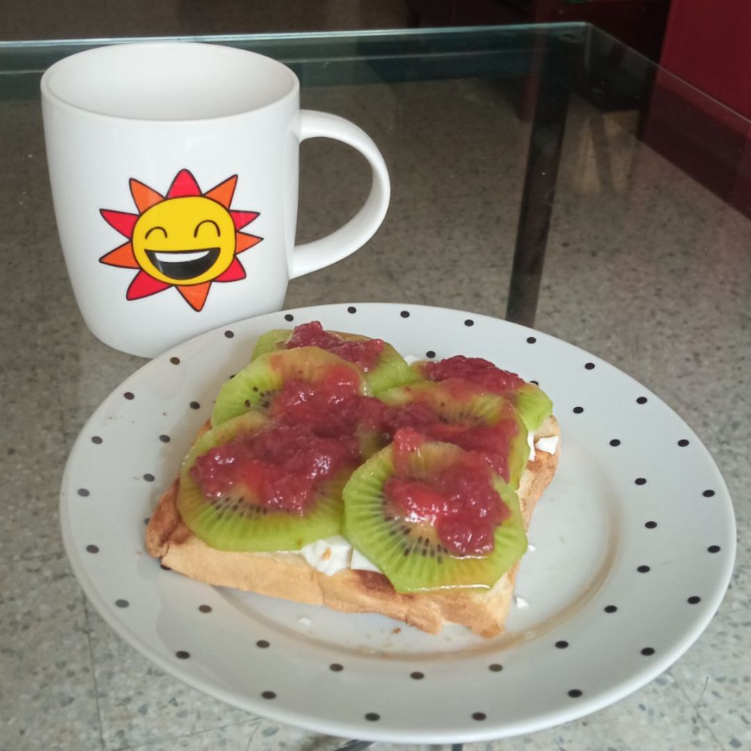 Tostadas de queso con kiwi Tostadas de queso con kiwi