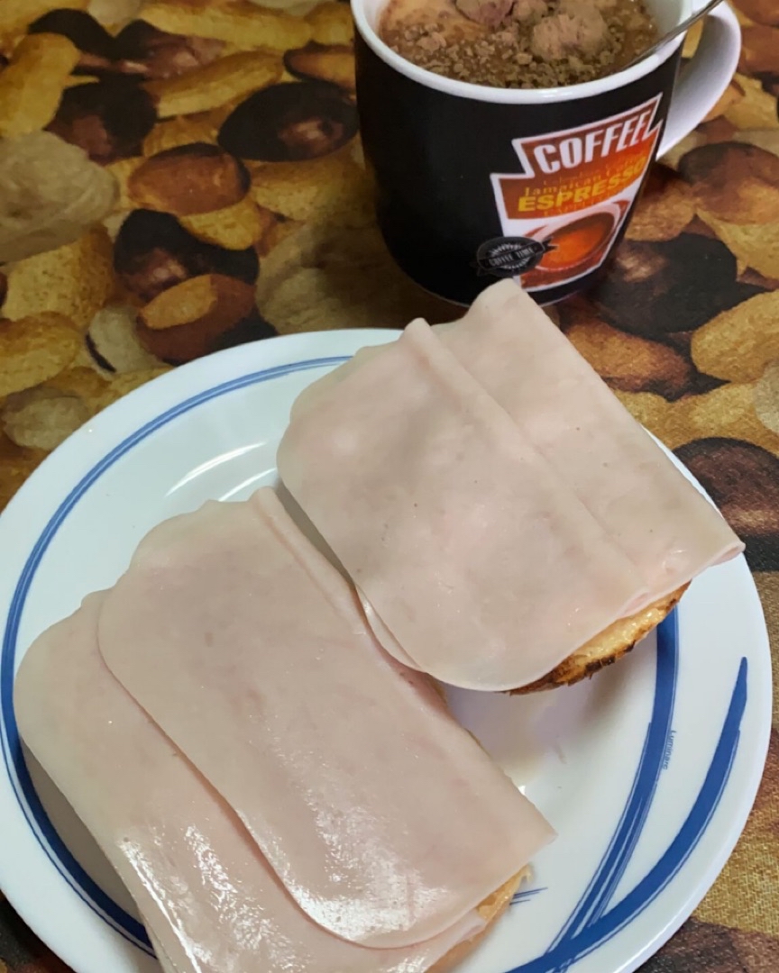 Tostadas de queso y pavo y tazón de leche con cacao 