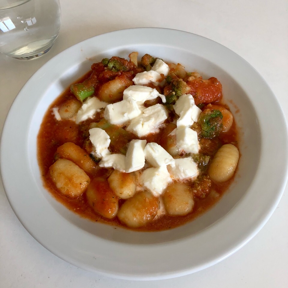 Ñoquis con salsa de tomate y brócoli